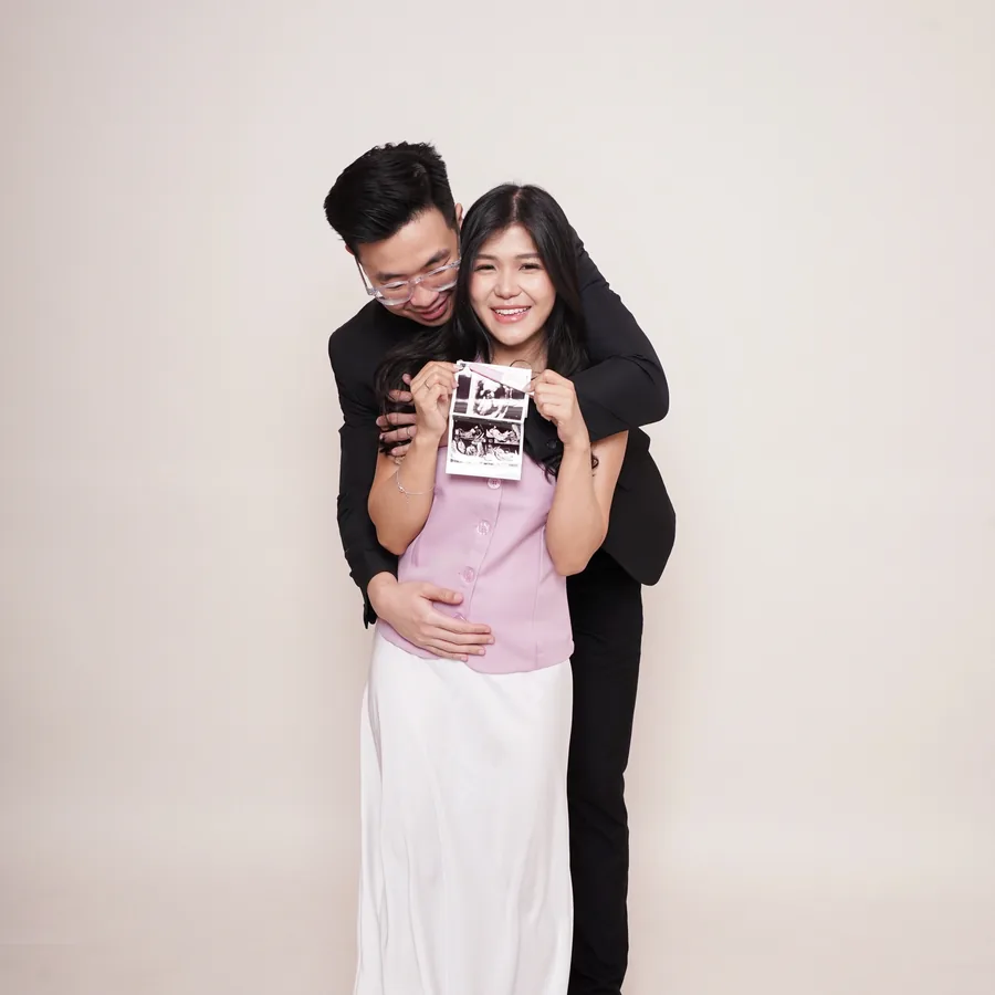 Felix and his wife holding their first ultrasound scan